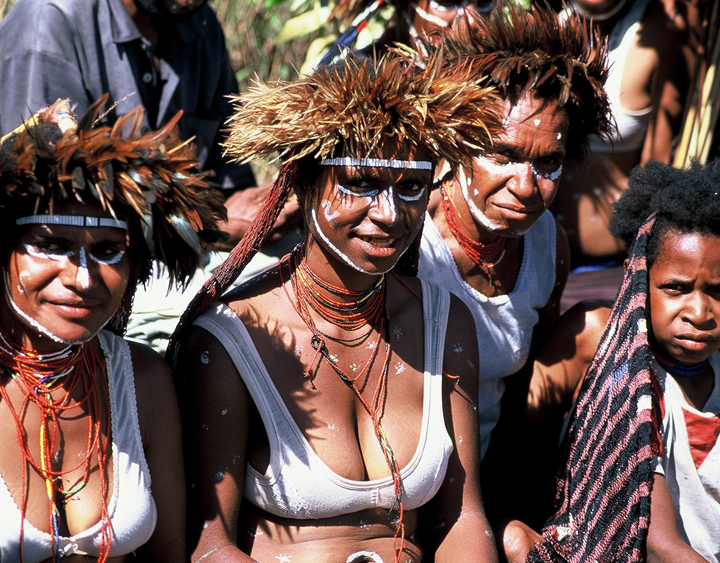 GirlsinPapua